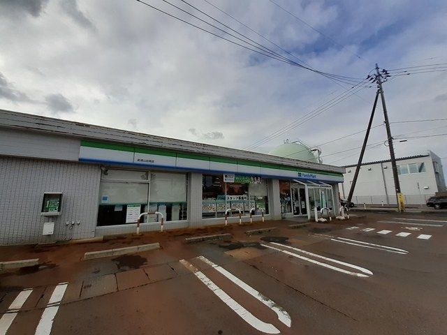 近くのコンビニまで307m（徒歩4分）