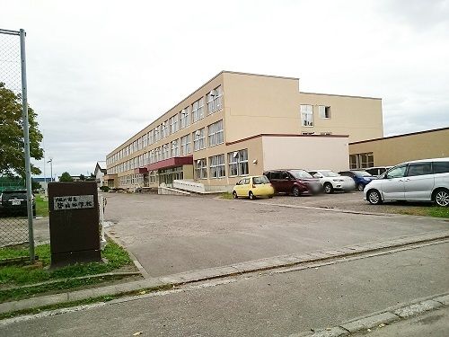 近くの旭川市立啓北中学校まで500m（徒歩7分）