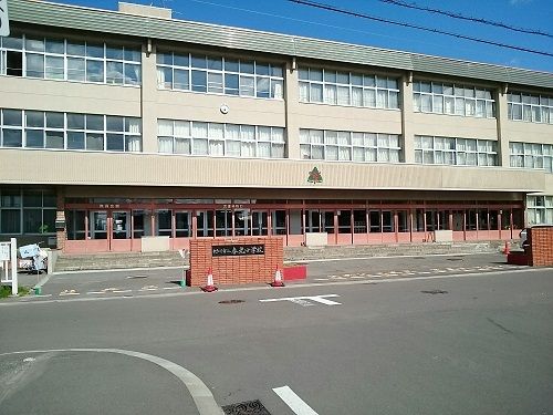 近くの旭川市立春光小学校まで800m（徒歩10分）