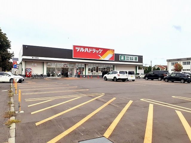 近くのツルハドラッグ滝川本町店まで1,100m(徒歩14分)