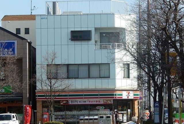 近くのセブンイレブンまで450m（徒歩6分）