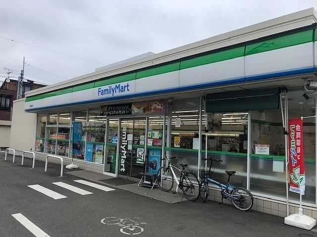 近くのファミリーマートまで190m（徒歩3分）