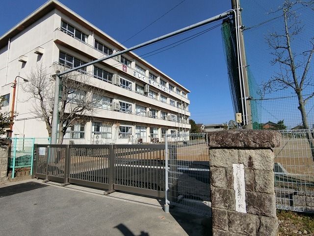 近くの宇留生小学校まで700m（徒歩9分）