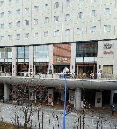 近くの立川駅まで1,200m（徒歩15分）
