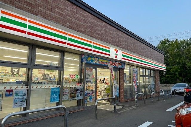 近くのセブンイレブンまで700m（徒歩9分）