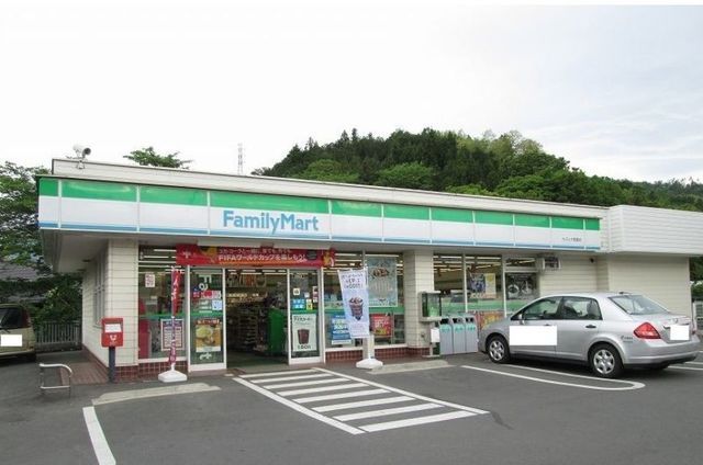 近くのファミリーマートかぶとや都留店まで450m（徒歩6分）