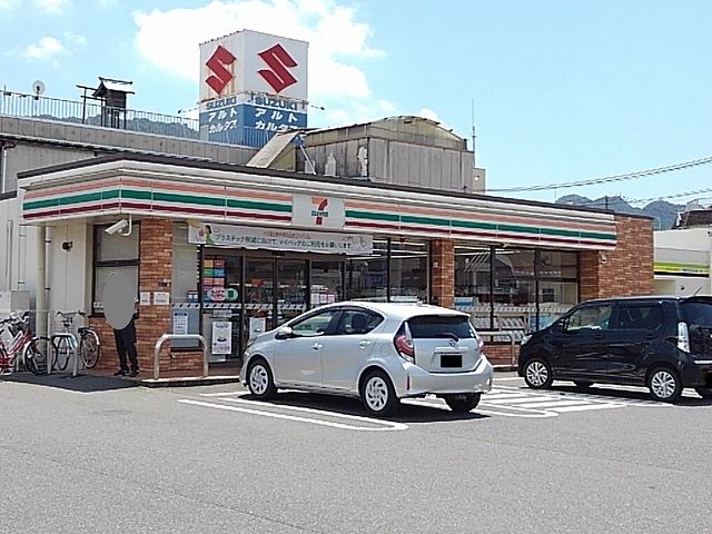 近くのセブンイレブン三原皆実４丁目店まで130m（徒歩2分）