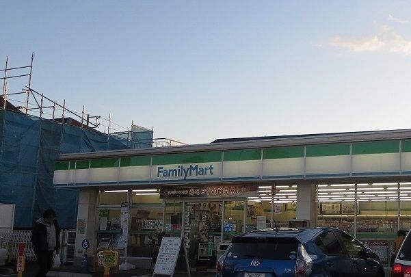 近くのファミリーマートまで30m（徒歩1分）