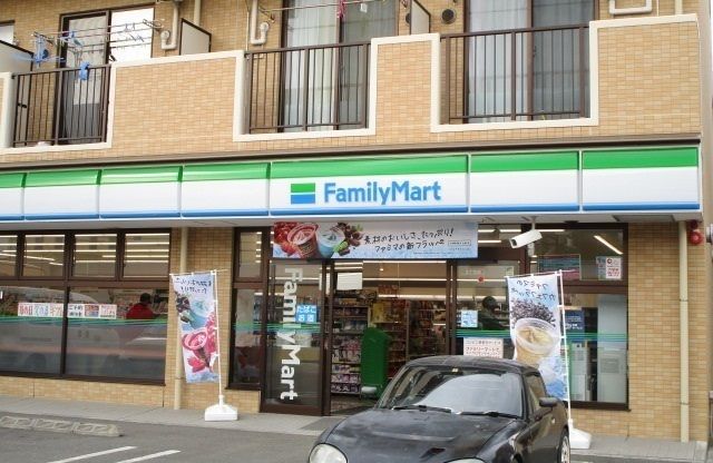 近くのファミリーマートまで500m（徒歩7分）