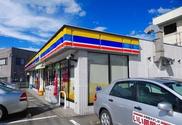 近くのミニストップ御殿場新橋店まで210m（徒歩3分）