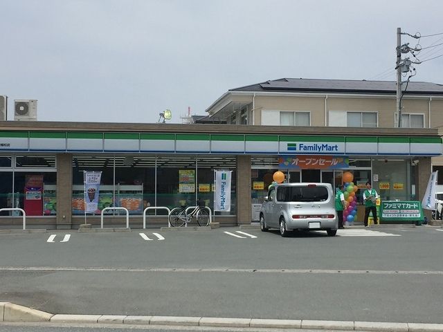 近くのファミリーマート植松店まで400m（徒歩5分）