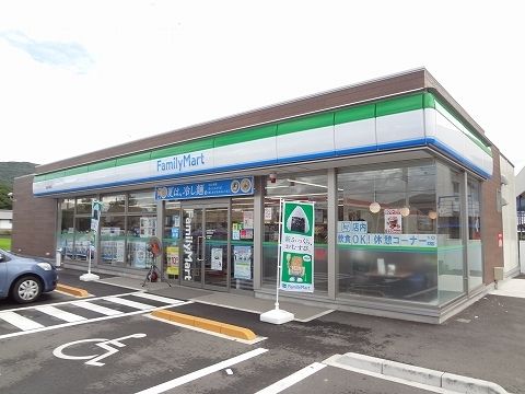 近くのファミリーマートさんまで240m(徒歩3分)