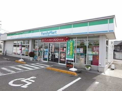 近くのファミリーマートさんまで800m（徒歩10分）