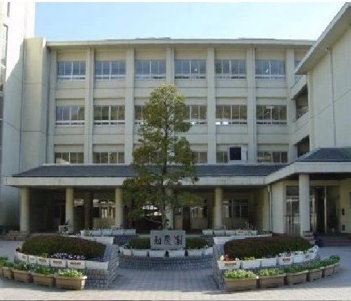 近くの城山北中学校まで600m（徒歩8分）