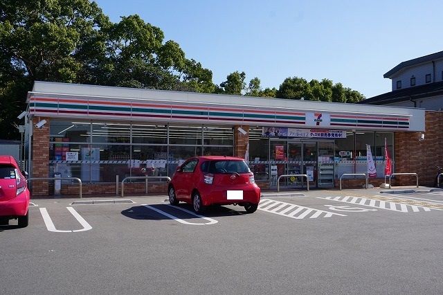 近くのコンビニまで290m（徒歩4分）