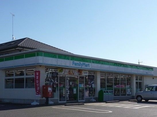 近くのファミリーマート上高間木店まで1,400m（徒歩18分）
