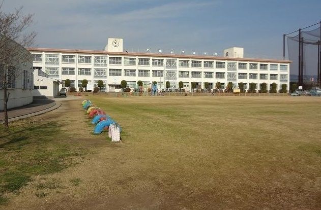 近くの三田川小学校まで1,200m（徒歩15分）