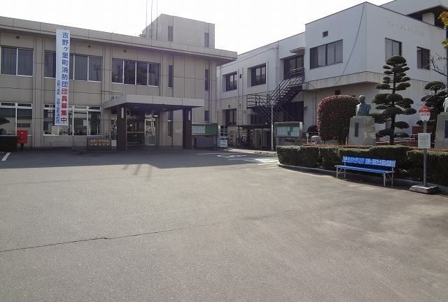 近くの吉野ヶ里町役場三田川庁舎まで1,200m（徒歩15分）