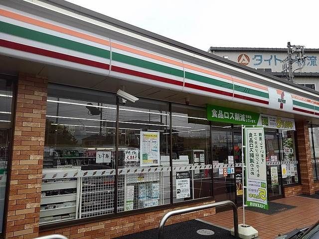 近くのセブンイレブン草加谷塚上町店まで600m（徒歩8分）