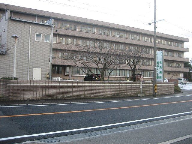 近くの松浜病院まで1,300m（徒歩17分）