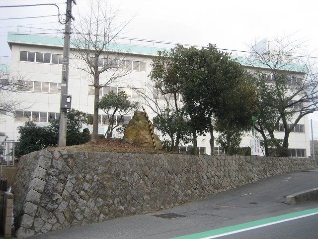 近くの太夫浜小学校まで800m（徒歩10分）