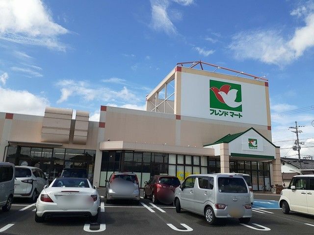 近くのフレンドマート彦根小泉店様まで850m（徒歩11分）