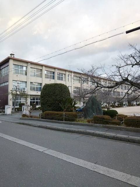 近くの湖西中学校まで800m（徒歩10分）