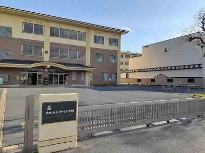 近くの浜松市立中川小学校まで750m(徒歩10分)