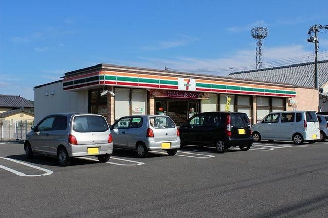 近くのコンビニまで270m（徒歩4分）