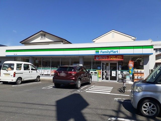 近くのファミリーマートまで100m（徒歩2分）
