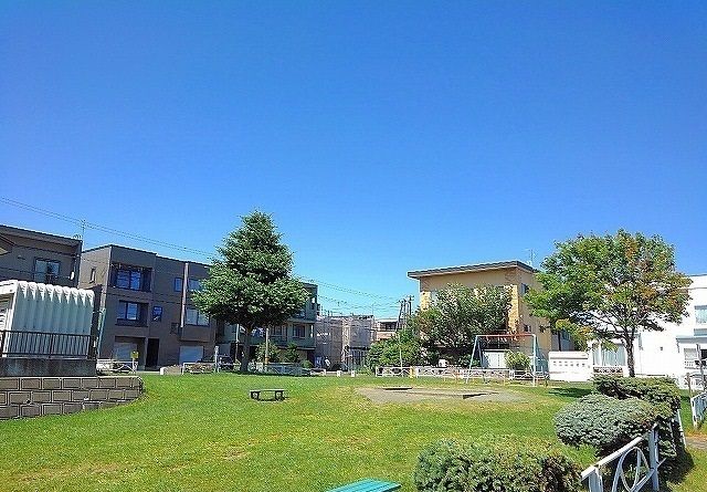 近くの公園まで850m（徒歩11分）