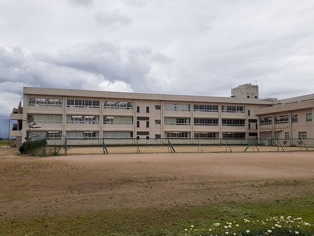 近くの早通中学校まで1,000m(徒歩13分)