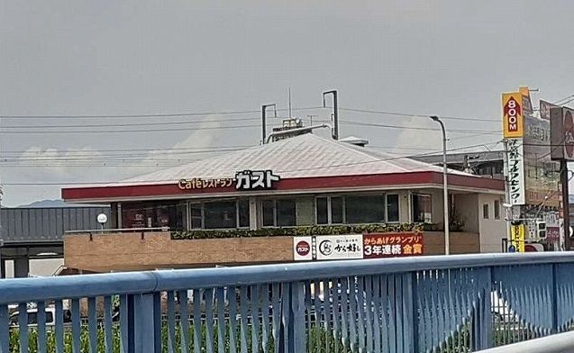 近くのガスト江口橋店様まで700m（徒歩9分）