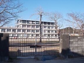 近くの草川小学校まで950m(徒歩12分)