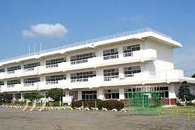 近くの岡部西小学校まで400m（徒歩5分）