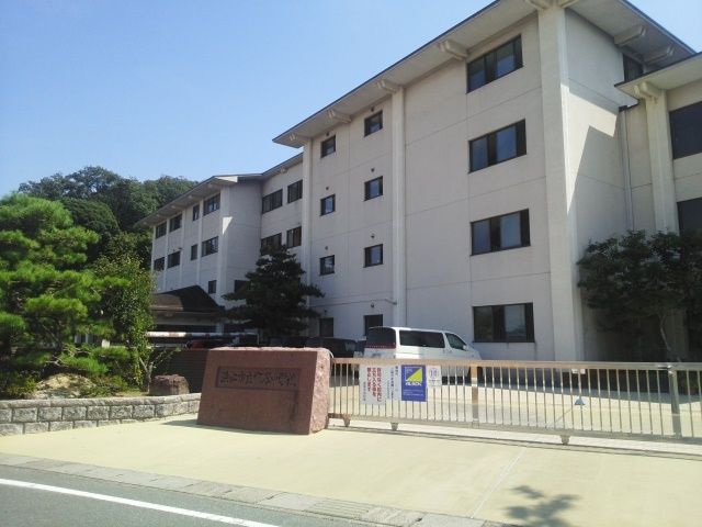 近くの浜松市立富塚中学校まで1,000m（徒歩13分）