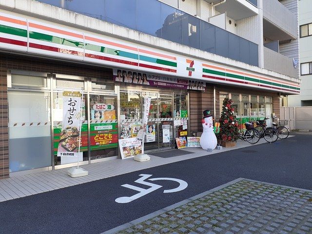 近くのコンビニまで147m（徒歩2分）