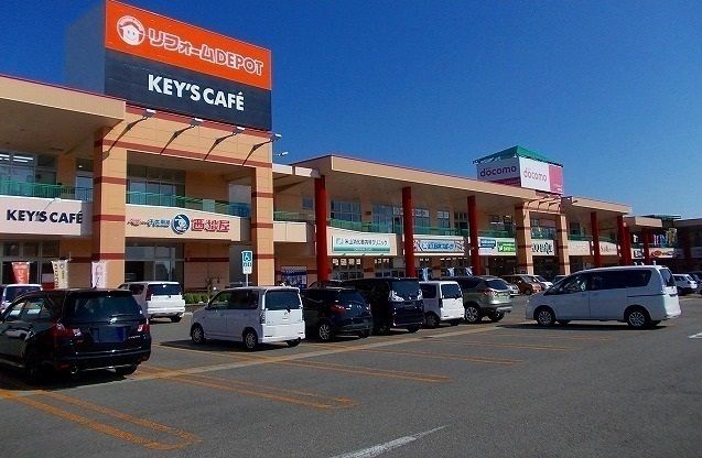 近くのフレスポ御所野まで1,200m（徒歩15分）