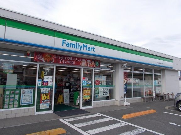 近くのファミリーマート古川南１丁目店まで450m（徒歩6分）