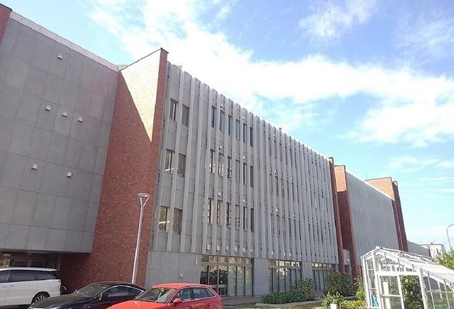 近くの東札幌小学校まで640m(徒歩8分)