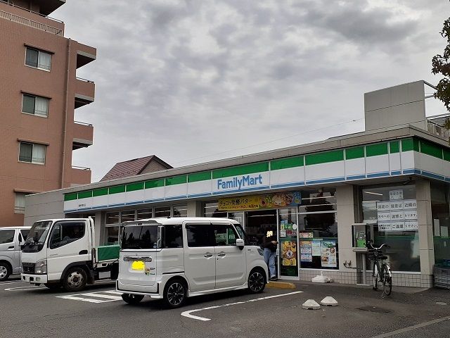 近くのファミリーマートまで350m(徒歩5分)