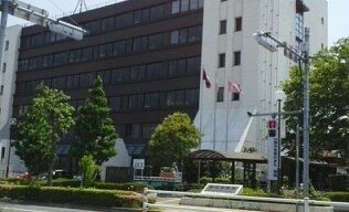 近くの稲城市役所まで550m(徒歩7分)