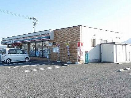 近くのコンビニまで650m（徒歩9分）