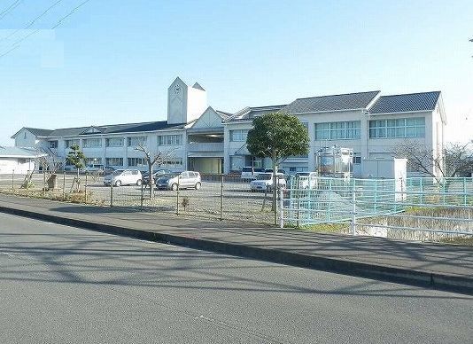 近くの中学校まで1,100m（徒歩14分）