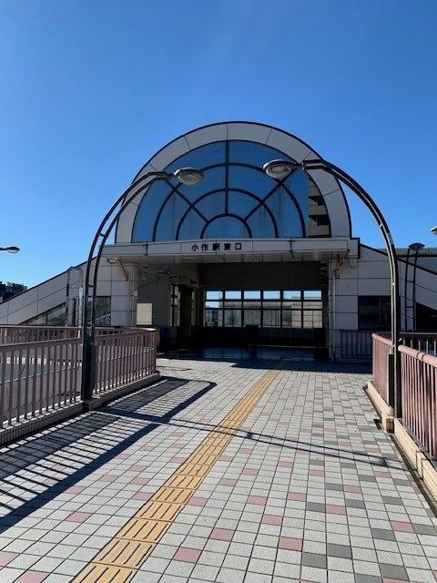 近くの小作駅東口まで750m（徒歩10分）