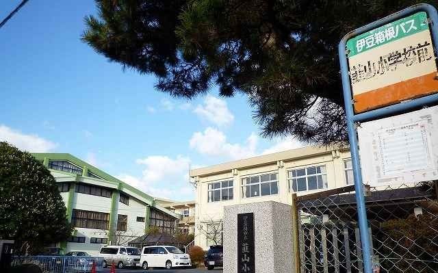 近くの韮山小学校まで700m(徒歩9分)