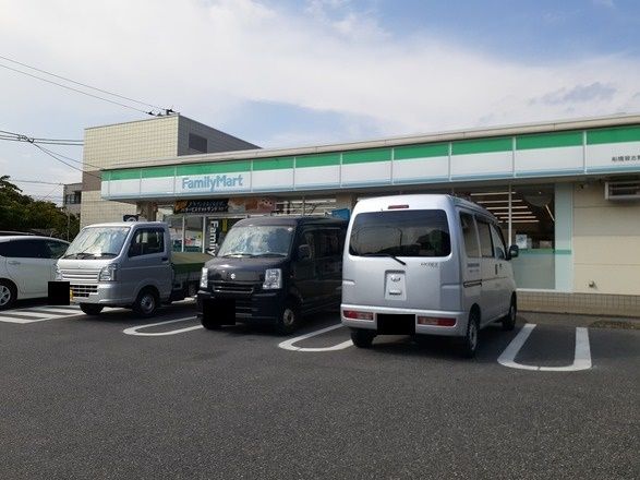 近くのファミリーマートまで400m（徒歩5分）