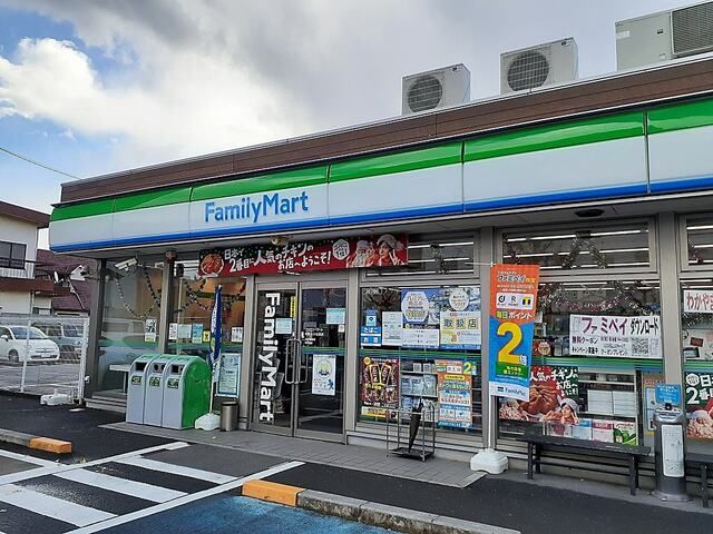 近くのファミリーマート小松原店様まで700m(徒歩9分)