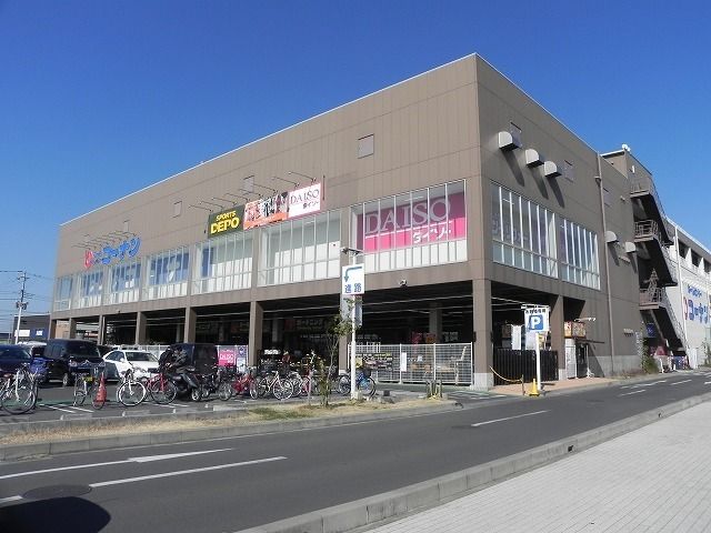 近くのコーナンまで400m（徒歩5分）