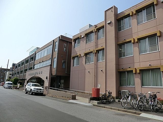 近くの愛友会記念総合病院まで1,200m（徒歩15分）